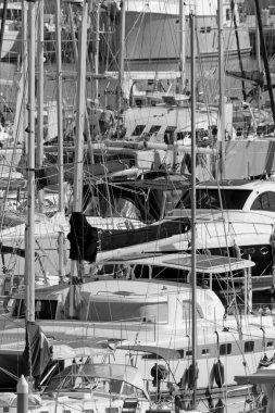 İtalya, Sicilya, Akdeniz, Marina di Ragusa (Ragusa ili); 23 Şubat 2021, limanda lüks yatlar - EDITORIAL