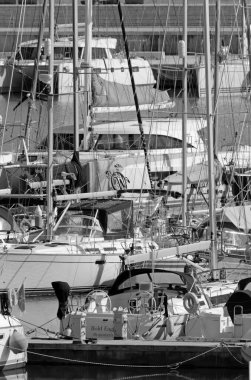 İtalya, Sicilya, Akdeniz, Marina di Ragusa (Ragusa ili); 23 Şubat 2021, limanda lüks yatlar - EDITORIAL