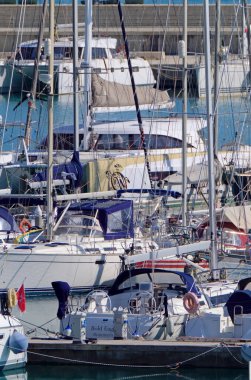 İtalya, Sicilya, Akdeniz, Marina di Ragusa (Ragusa ili); 23 Şubat 2021, limanda lüks yatlar - EDITORIAL