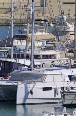 İtalya, Sicilya, Akdeniz, Marina di Ragusa (Ragusa ili); 23 Şubat 2021, limanda lüks yatlar - EDITORIAL