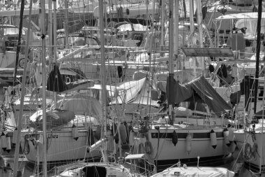 İtalya, Sicilya, Akdeniz, Marina di Ragusa (Ragusa ili); 4 Mart 2021, limanda lüks yatlar - EDITORIAL