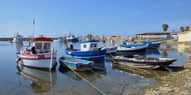 İtalya, Sicilya, Scoglitti (Ragusa Eyaleti), 9 Mart 2021, limanda yerel ahşap balıkçı tekneleri - EDITORIAL