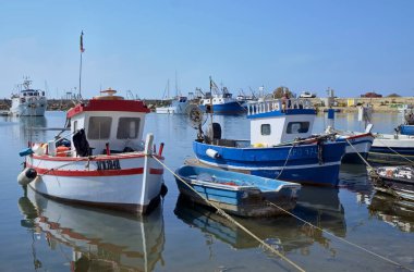 İtalya, Sicilya, Scoglitti (Ragusa Eyaleti), 9 Mart 2021, limanda yerel ahşap balıkçı tekneleri - EDITORIAL