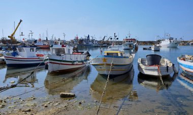 İtalya, Sicilya, Scoglitti (Ragusa Eyaleti), 9 Mart 2021, limanda yerel ahşap balıkçı tekneleri - EDITORIAL