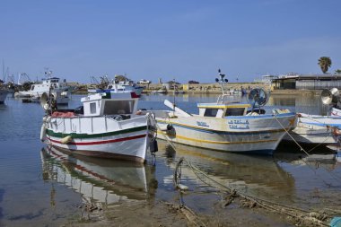 İtalya, Sicilya, Scoglitti (Ragusa Eyaleti), 9 Mart 2021, limanda yerel ahşap balıkçı tekneleri - EDITORIAL