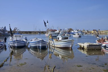 İtalya, Sicilya, Scoglitti (Ragusa Eyaleti), limanda yerel ahşap balıkçı tekneleri 