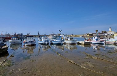 İtalya, Sicilya, Scoglitti (Ragusa Eyaleti), limanda yerel ahşap balıkçı tekneleri