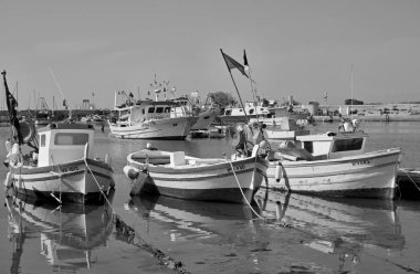 İtalya, Sicilya, Scoglitti (Ragusa Eyaleti), limanda yerel ahşap balıkçı tekneleri 