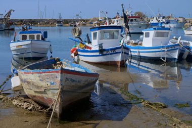İtalya, Sicilya, Scoglitti (Ragusa Eyaleti), limanda yerel ahşap balıkçı tekneleri 