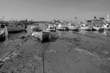 İtalya, Sicilya, Scoglitti (Ragusa Eyaleti), limanda yerel ahşap balıkçı tekneleri 