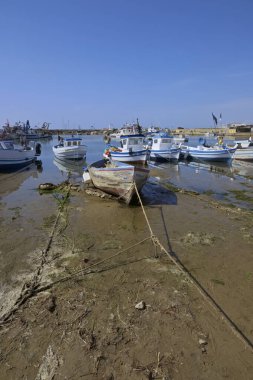 İtalya, Sicilya, Scoglitti (Ragusa Eyaleti), limanda yerel ahşap balıkçı tekneleri