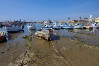 İtalya, Sicilya, Scoglitti (Ragusa Eyaleti), limanda yerel ahşap balıkçı tekneleri 