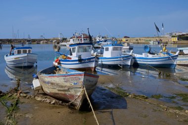 İtalya, Sicilya, Scoglitti (Ragusa Eyaleti), limanda yerel ahşap balıkçı tekneleri