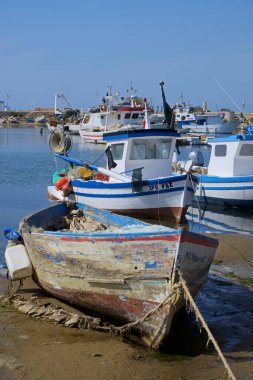 İtalya, Sicilya, Scoglitti (Ragusa Eyaleti), limanda yerel ahşap balıkçı tekneleri 
