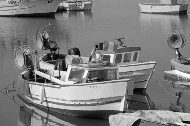 İtalya, Sicilya, Scoglitti (Ragusa Eyaleti), 9 Mart 2021, limanda yerel ahşap balıkçı tekneleri - EDITORIAL