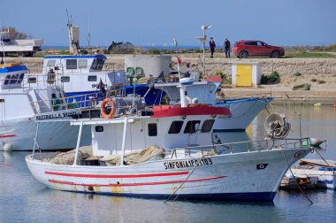 İtalya, Sicilya, Scoglitti (Ragusa Eyaleti), 9 Mart 2021, limanda halk ve yerel ahşap balıkçı tekneleri - EDITORIAL