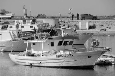 İtalya, Sicilya, Scoglitti (Ragusa Eyaleti), 9 Mart 2021, limanda halk ve yerel ahşap balıkçı tekneleri - EDITORIAL