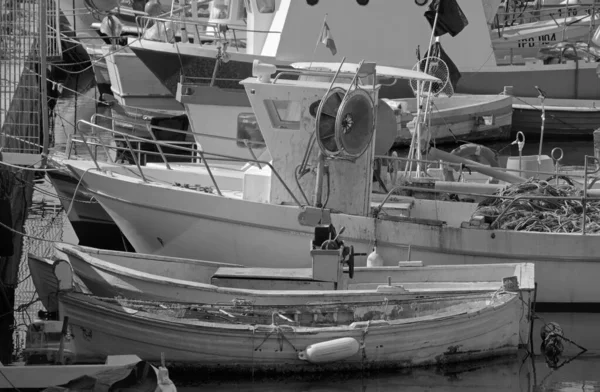 İtalya, Sicilya, Scoglitti (Ragusa Eyaleti), limanda yerel ahşap balıkçı tekneleri 