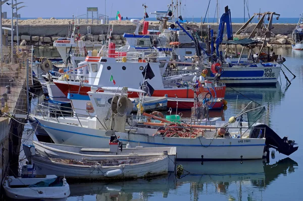 İtalya, Sicilya, Scoglitti (Ragusa Eyaleti), limanda yerel ahşap balıkçı tekneleri 