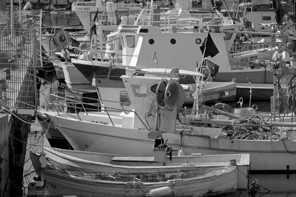 İtalya, Sicilya, Scoglitti (Ragusa Eyaleti), limanda yerel ahşap balıkçı tekneleri 