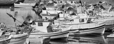 İtalya, Sicilya, Scoglitti (Ragusa Eyaleti), 9 Mart 2021, limanda yerel ahşap balıkçı tekneleri - EDITORIAL