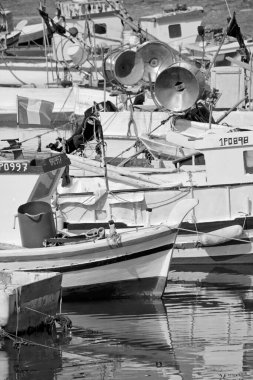İtalya, Sicilya, Scoglitti (Ragusa Eyaleti), limanda yerel ahşap balıkçı tekneleri 