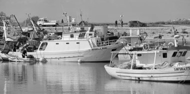 İtalya, Sicilya, Scoglitti (Ragusa Eyaleti), 9 Mart 2021, limanda halk ve yerel ahşap balıkçı tekneleri - EDITORIAL