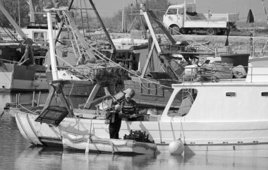 İtalya, Sicilya, Scoglitti (Ragusa Eyaleti), 9 Mart 2021, balıkçılar ve limanda yerel ahşap balıkçı tekneleri - EDITORIAL