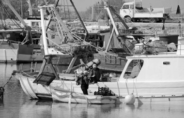 İtalya, Sicilya, Scoglitti (Ragusa Eyaleti), 9 Mart 2021, balıkçılar ve limanda yerel ahşap balıkçı tekneleri - EDITORIAL