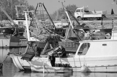 İtalya, Sicilya, Scoglitti (Ragusa Eyaleti), 9 Mart 2021, balıkçılar ve limanda yerel ahşap balıkçı tekneleri - EDITORIAL