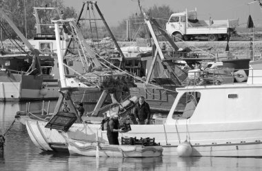 İtalya, Sicilya, Scoglitti (Ragusa Eyaleti), 9 Mart 2021, balıkçılar ve limanda yerel ahşap balıkçı tekneleri - EDITORIAL