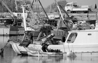 İtalya, Sicilya, Scoglitti (Ragusa Eyaleti), 9 Mart 2021, balıkçılar ve limanda yerel ahşap balıkçı tekneleri - EDITORIAL