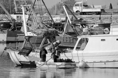 İtalya, Sicilya, Scoglitti (Ragusa Eyaleti), balıkçılar ve limandaki yerel balıkçı tekneleri 