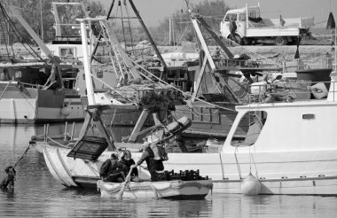 İtalya, Sicilya, Scoglitti (Ragusa Eyaleti), 9 Mart 2021, balıkçılar ve limanda yerel ahşap balıkçı tekneleri - EDITORIAL