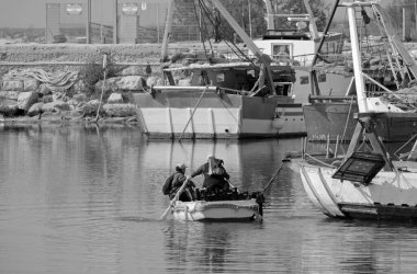 İtalya, Sicilya, Scoglitti (Ragusa Eyaleti), balıkçılar ve limandaki yerel balıkçı tekneleri 
