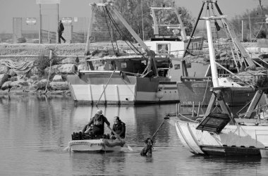 İtalya, Sicilya, Scoglitti (Ragusa Eyaleti), 9 Mart 2021, balıkçılar ve limanda yerel ahşap balıkçı tekneleri - EDITORIAL