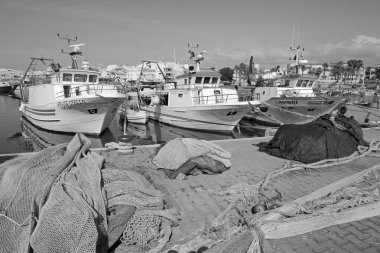 İtalya, Sicilya, Scoglitti (Ragusa Eyaleti), ağlar ve limanda yerel ahşap balıkçı tekneleri