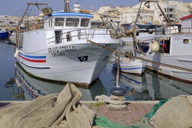İtalya, Sicilya, Scoglitti (Ragusa Eyaleti), ağlar ve limanda yerel ahşap balıkçı tekneleri