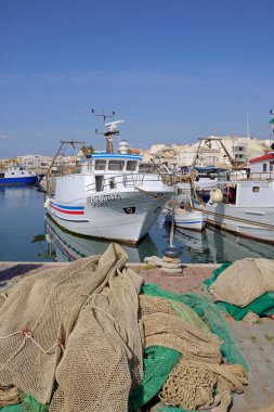 İtalya, Sicilya, Scoglitti (Ragusa Eyaleti), ağlar ve limanda yerel ahşap balıkçı tekneleri