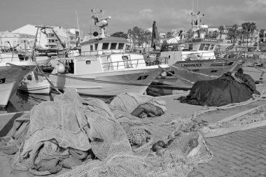 İtalya, Sicilya, Scoglitti (Ragusa Eyaleti), ağlar ve limanda yerel ahşap balıkçı tekneleri
