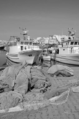 İtalya, Sicilya, Scoglitti (Ragusa Eyaleti), ağlar ve limanda yerel ahşap balıkçı tekneleri