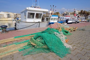 İtalya, Sicilya, Scoglitti (Ragusa Eyaleti), ağlar ve limanda yerel ahşap balıkçı tekneleri