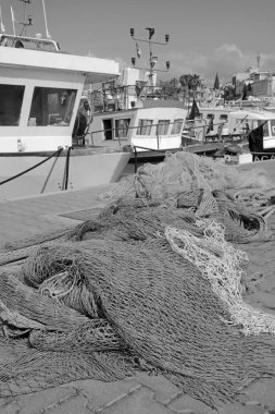 İtalya, Sicilya, Scoglitti (Ragusa Eyaleti), ağlar ve limanda yerel ahşap balıkçı tekneleri