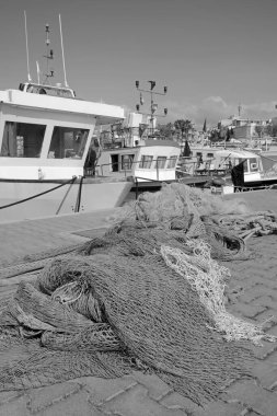 İtalya, Sicilya, Scoglitti (Ragusa Eyaleti), ağlar ve limanda yerel ahşap balıkçı tekneleri