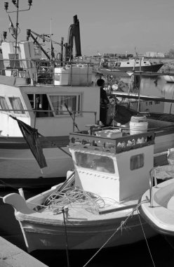 İtalya, Sicilya, Scoglitti (Ragusa Eyaleti), limanda yerel ahşap balıkçı tekneleri 