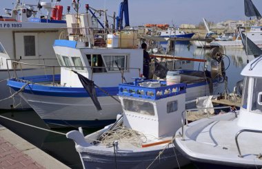 İtalya, Sicilya, Scoglitti (Ragusa Eyaleti), limanda yerel ahşap balıkçı tekneleri 
