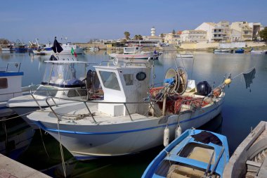 İtalya, Sicilya, Scoglitti (Ragusa Eyaleti), limanda yerel ahşap balıkçı tekneleri