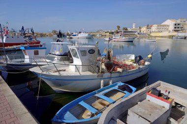 İtalya, Sicilya, Scoglitti (Ragusa Eyaleti), limanda yerel ahşap balıkçı tekneleri