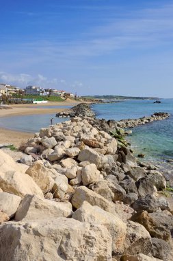 İtalya, Sicilya, Akdeniz, Scoglitti (Ragusa Eyaleti), Sicilya 'nın güneydoğu kıyı şeridi, sahilde insanlar