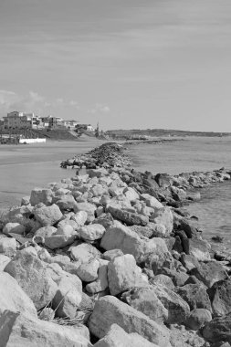 İtalya, Sicilya, Akdeniz, Scoglitti (Ragusa Eyaleti), Sicilya 'nın güneydoğu kıyı şeridi, sahilde insanlar